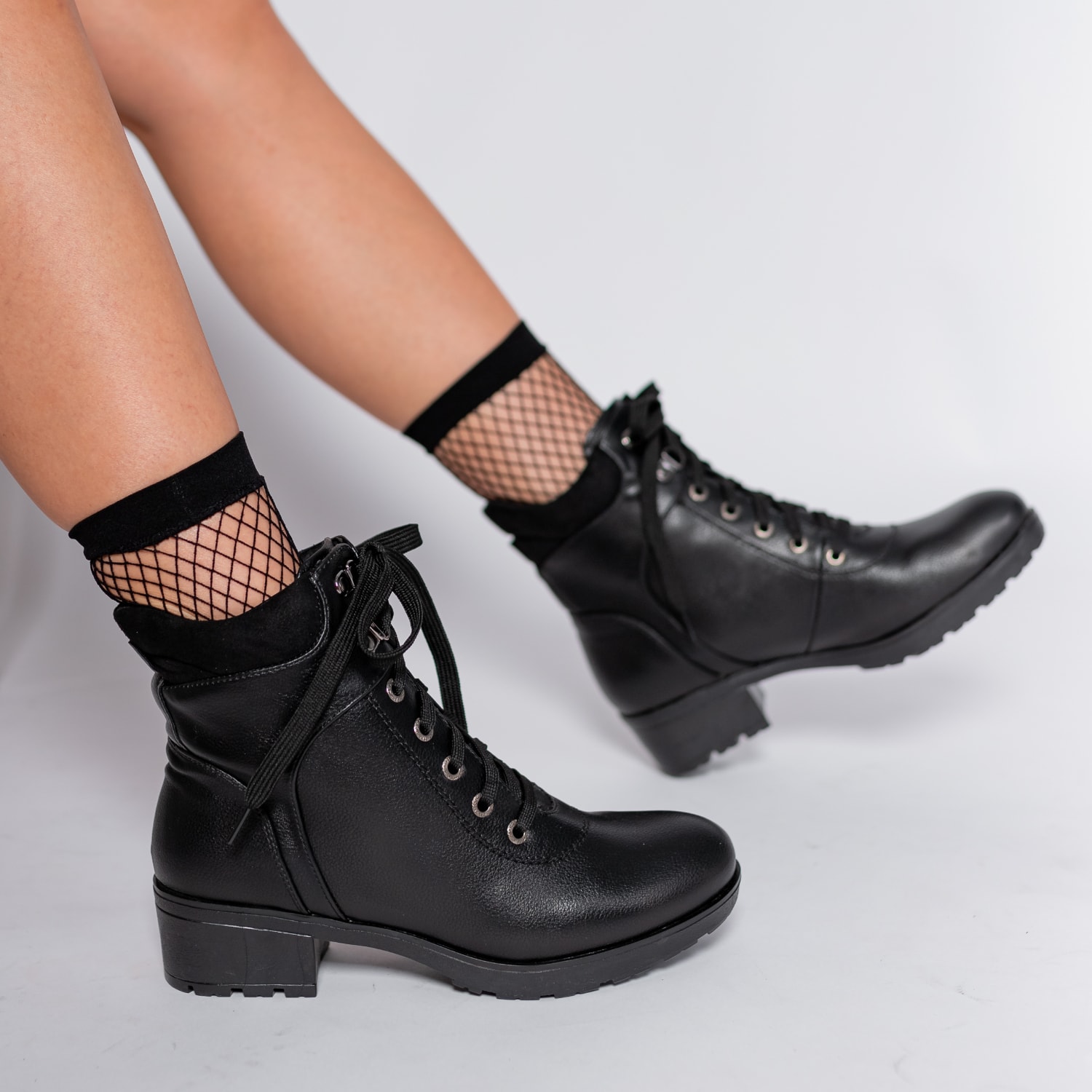 Bota Coturno Feminino com Salto Tratorado e Cadarço Mooncity Preto Napa -  Pe Vermelho Calcados