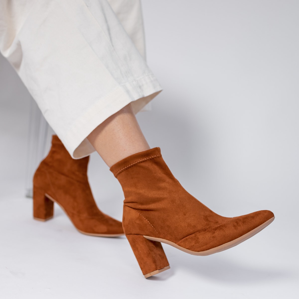 Bota cano curto casual camurça fivela salto baixo - R$ 190.00, cor Preto  #20778, compre agora | Shafa