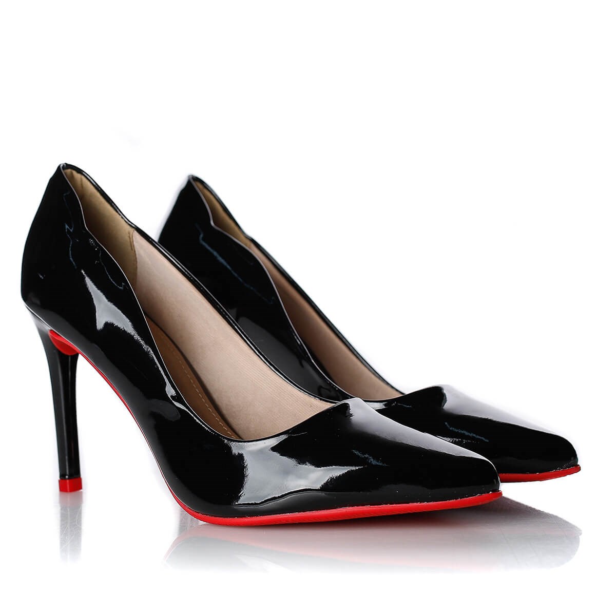 Scarpin preto best sale sola vermelha