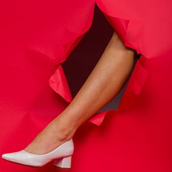 Sapato Feminino Sophia Bico Redondo Salto Grosso E Fivela Nude - Pe  Vermelho Calcados